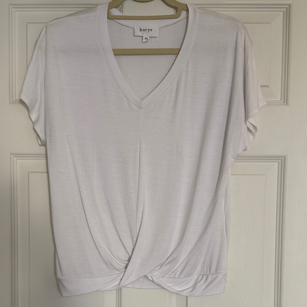 Korye Women's White V-Neck Twist Front Tee